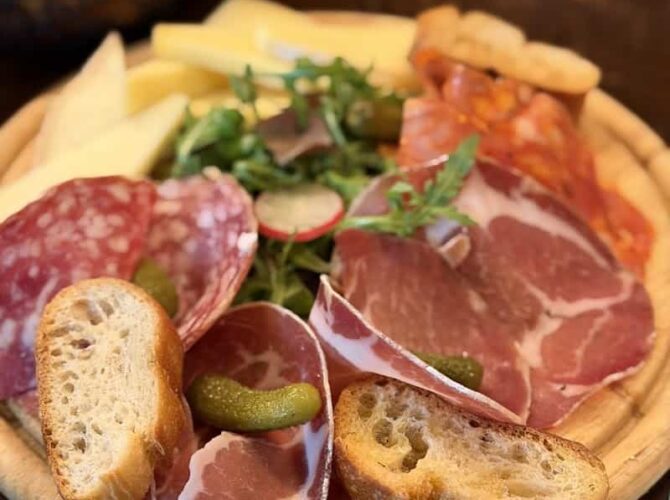 Restaurant Les Deux Colombes à Paris, France