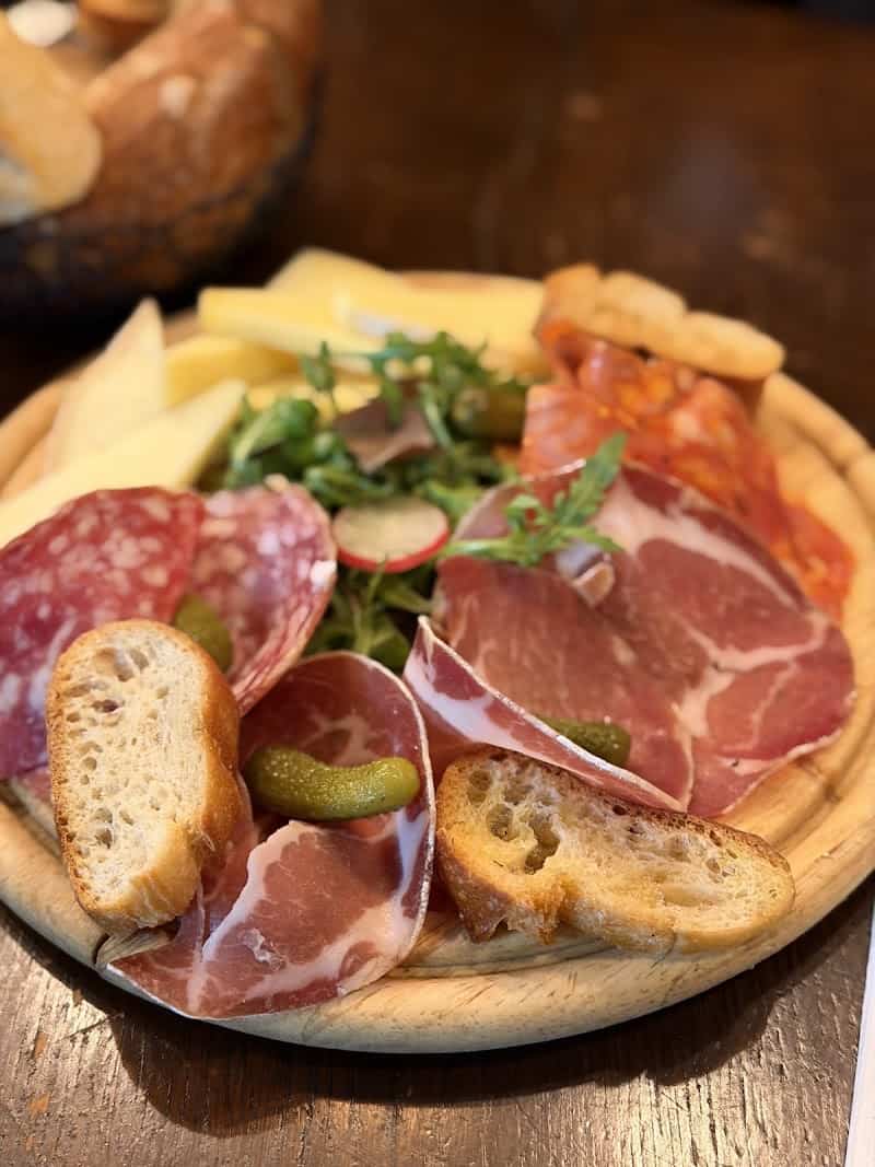 Restaurant Les Deux Colombes à Paris, France