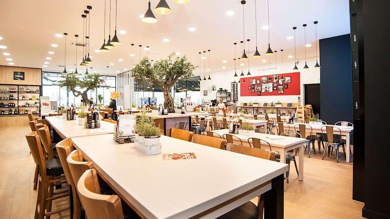 Restaurant Little Italy Factory à Saint-Maximin, France