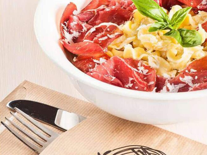 Restaurant Little Italy Factory à Saint-Maximin, France