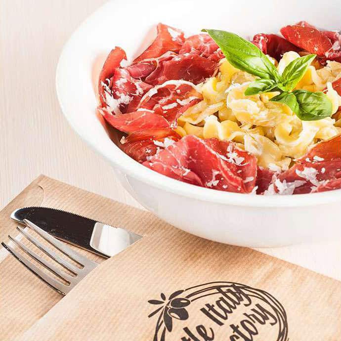 Restaurant Little Italy Factory à Saint-Maximin, France