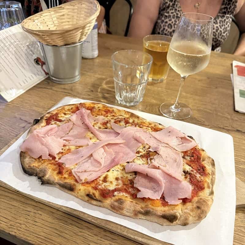 Restaurant Little Italy Factory à Saint-Maximin, France