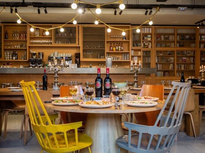 MOB HOTEL Restaurant à Saint-Ouen-sur-Seine, France