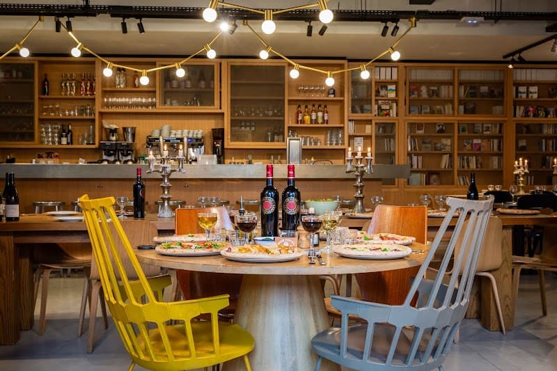 MOB HOTEL Restaurant à Saint-Ouen-sur-Seine, France