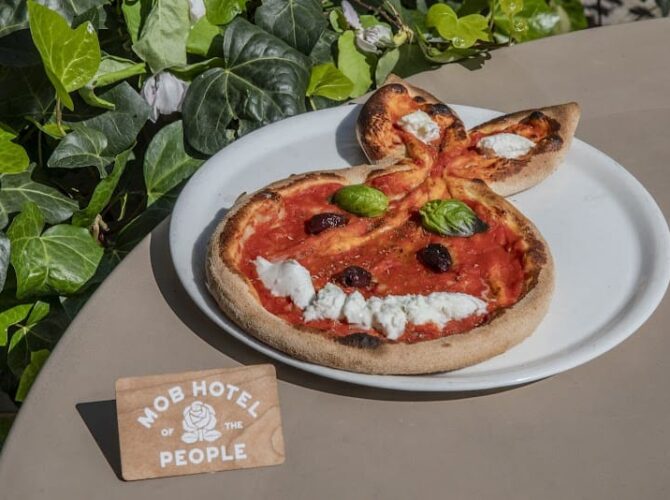 MOB HOTEL Restaurant à Saint-Ouen-sur-Seine, France