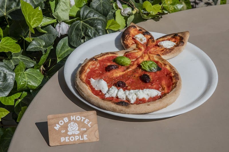 MOB HOTEL Restaurant à Saint-Ouen-sur-Seine, France