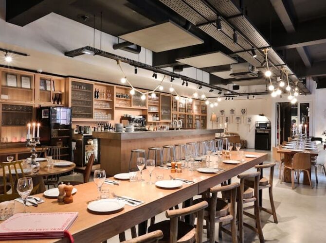 MOB HOTEL Restaurant à Saint-Ouen-sur-Seine, France