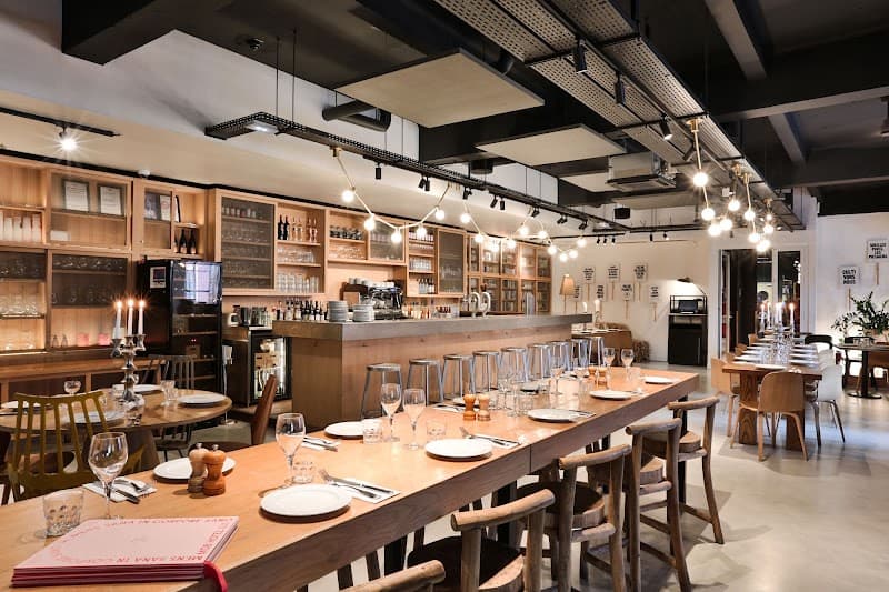 MOB HOTEL Restaurant à Saint-Ouen-sur-Seine, France