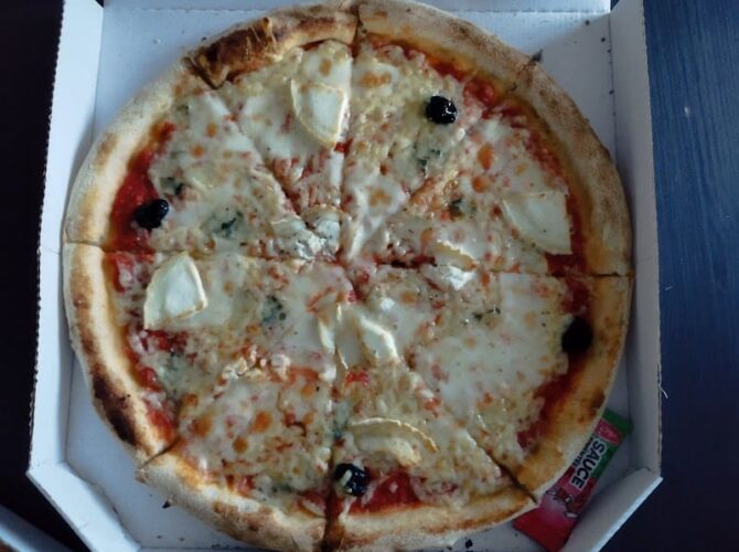 Restaurant Pizza de la place à Gardanne, France