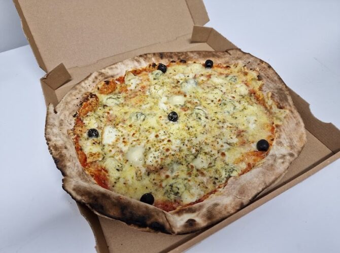 Restaurant Pizzeria De L’écluse – Au feu de bois / Distributeur de pizza 24h/24 7j/7 à Castelnaudary, France