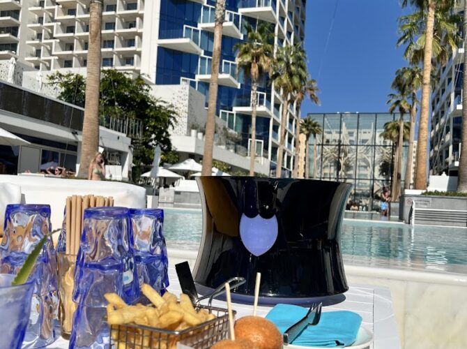 Praia | Beach Restaurant & Lounge | FIVE Palm Jumeirah à Dubaï, Émirats arabes unis