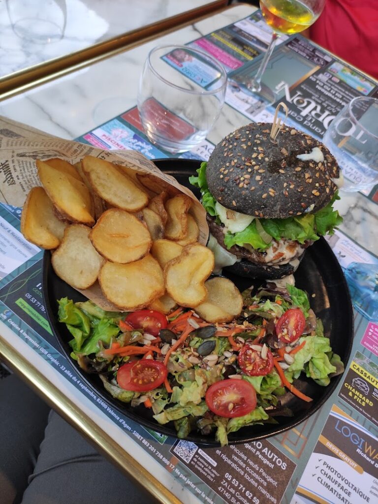 Restaurant Grand Café Le Tortoni à Villeneuve-sur-lot, France