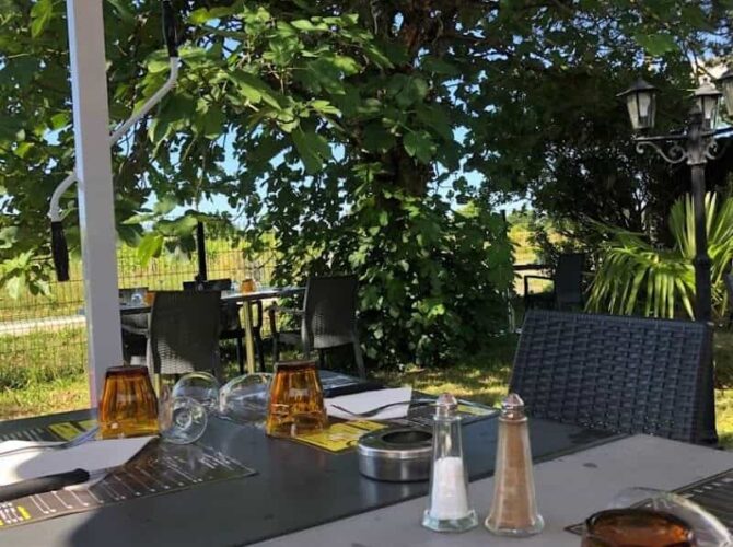 Restaurant La Ptite Adresse à Ambarès-et-Lagrave, France