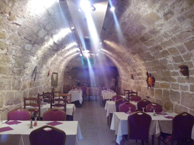 Restaurant Pizzeria La Caverne à Pontoise, France