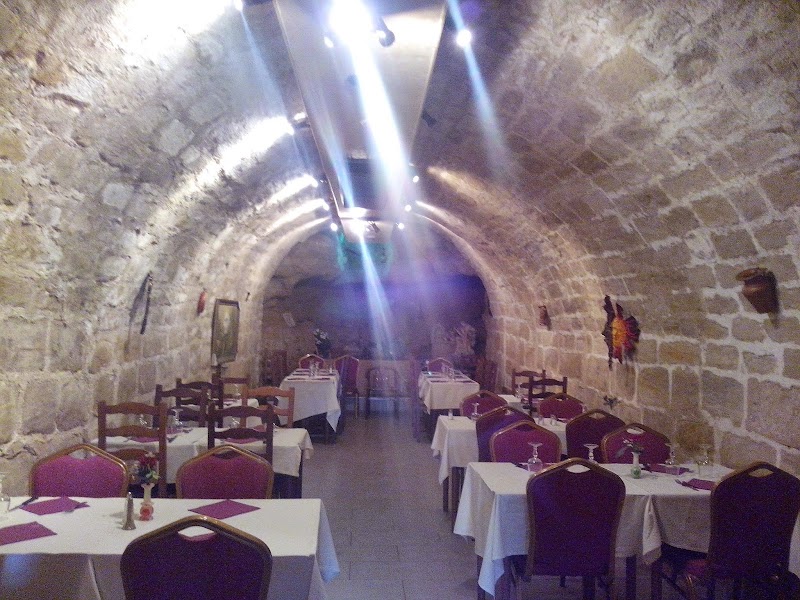 Restaurant Pizzeria La Caverne à Pontoise, France