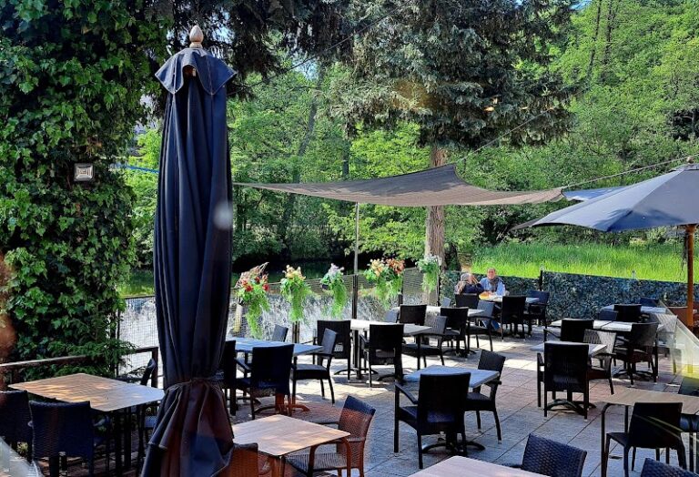 Restaurant Um Wier à Useldange, Luxembourg — photo 1
