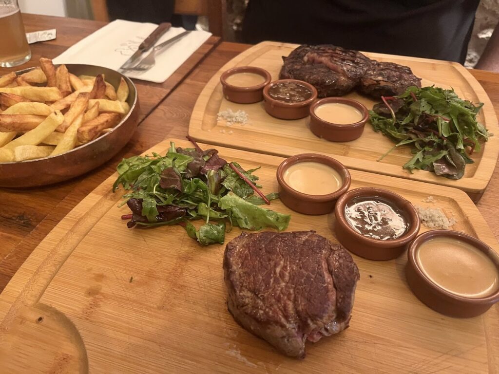 Restaurant Sacrée Fleur Montmartre à Paris, France