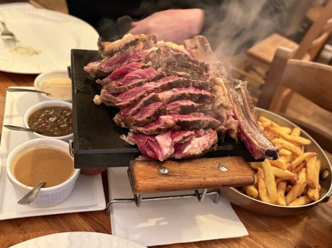 Restaurant Sacrée Fleur Montmartre à Paris, France