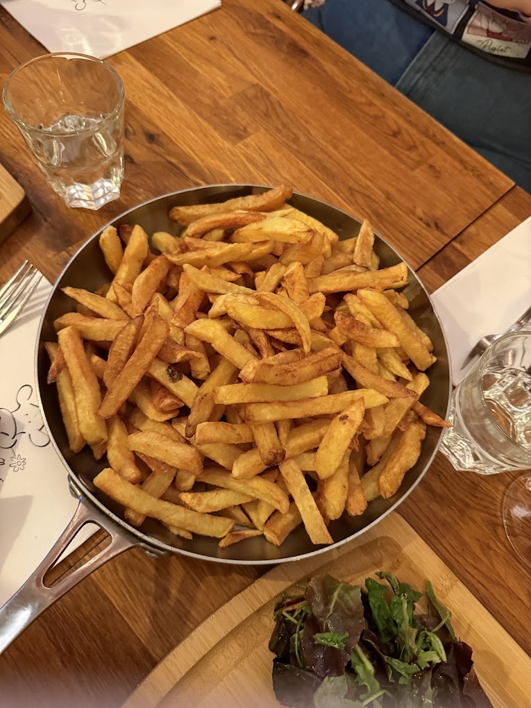 Restaurant Sacrée Fleur Montmartre à Paris, France