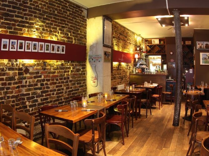 Restaurant Sacrée Fleur Montmartre à Paris, France