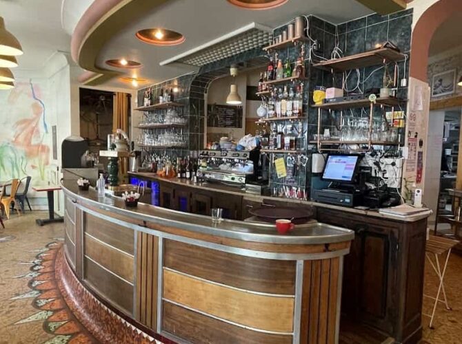 Restaurant The Wave à Saint-Ouen-sur-Seine, France