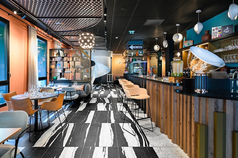 Restaurant Tribe Table à Courbevoie, France