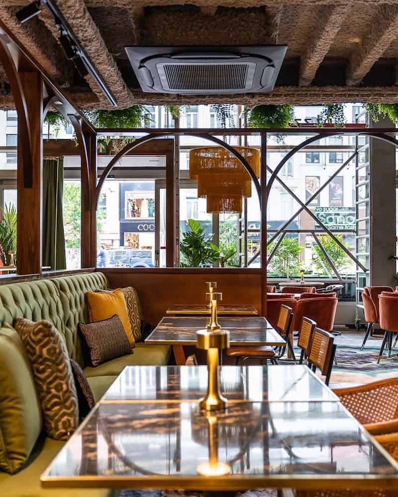 Restaurant V modern Italian Antwerp tower à Anvers, Belgique