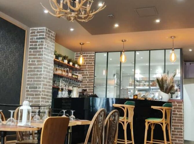 Zola Restaurant à Saint-Ouen-sur-Seine, France