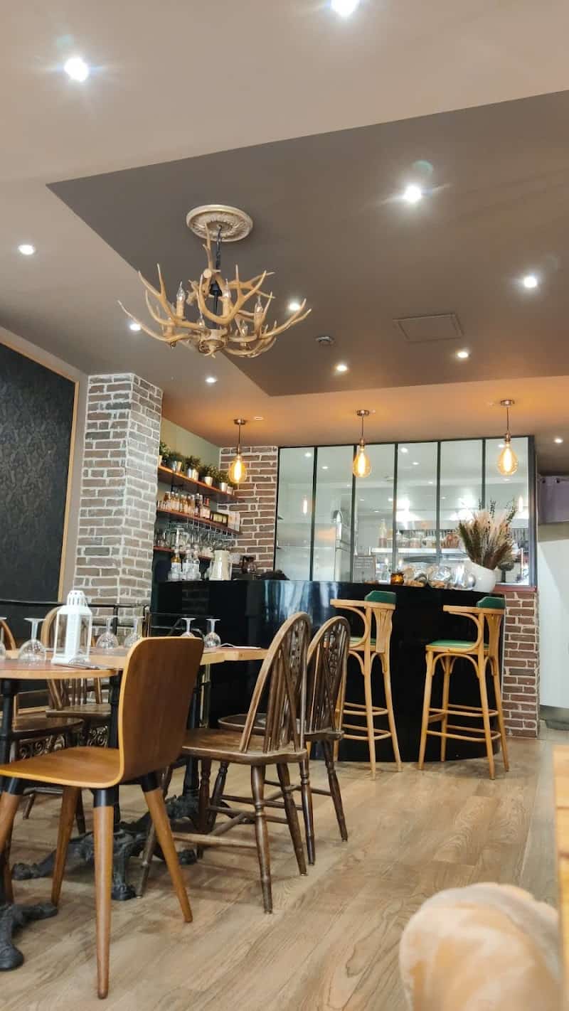 Zola Restaurant à Saint-Ouen-sur-Seine, France