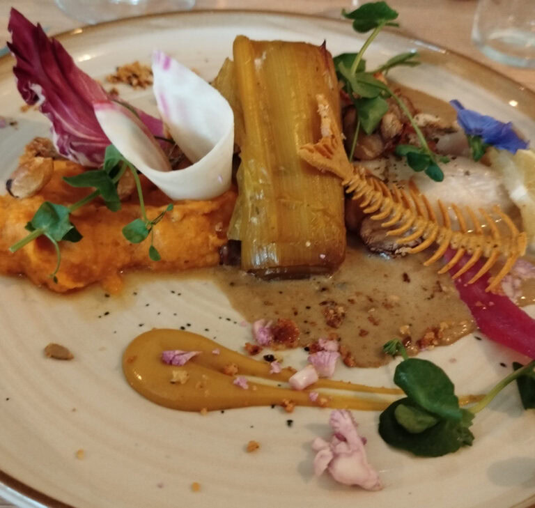 Filet de saint pierre grillé à la fleur de sel, sauce châtaignes, purée de patatae douce, poireau confit Bistrot aimant – France – Marange-Silvange Filet de saint pierre grillé à la fleur de sel, sauce châtaignes, purée de patatae douce, poireau confit Bistrot aimant – France – Marange-Silvange