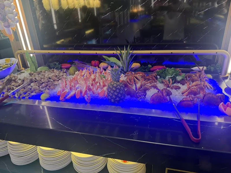Restaurant Au Grand Buffet à Saint-Mitre-les-Remparts, France — photo 3