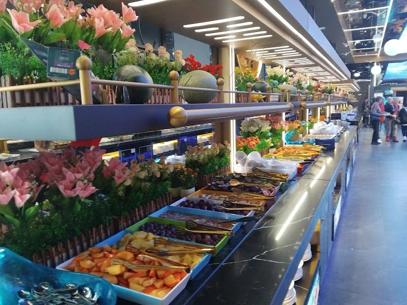 Restaurant Au Grand Buffet à Saint-Mitre-les-Remparts, France — photo 5