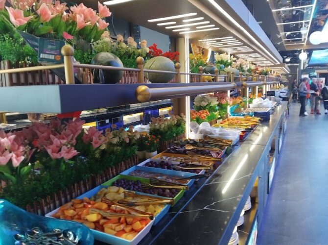 Restaurant Au Grand Buffet à Saint-Mitre-les-Remparts, France