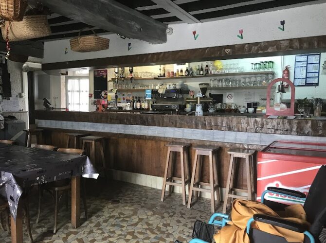 Auberge des Voyageurs Hôtel Bar Restaurant à Châtelus-Malvaleix, France