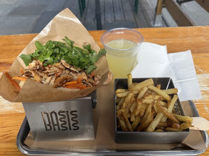 Restaurant Basis Saint Denis à Paris, France