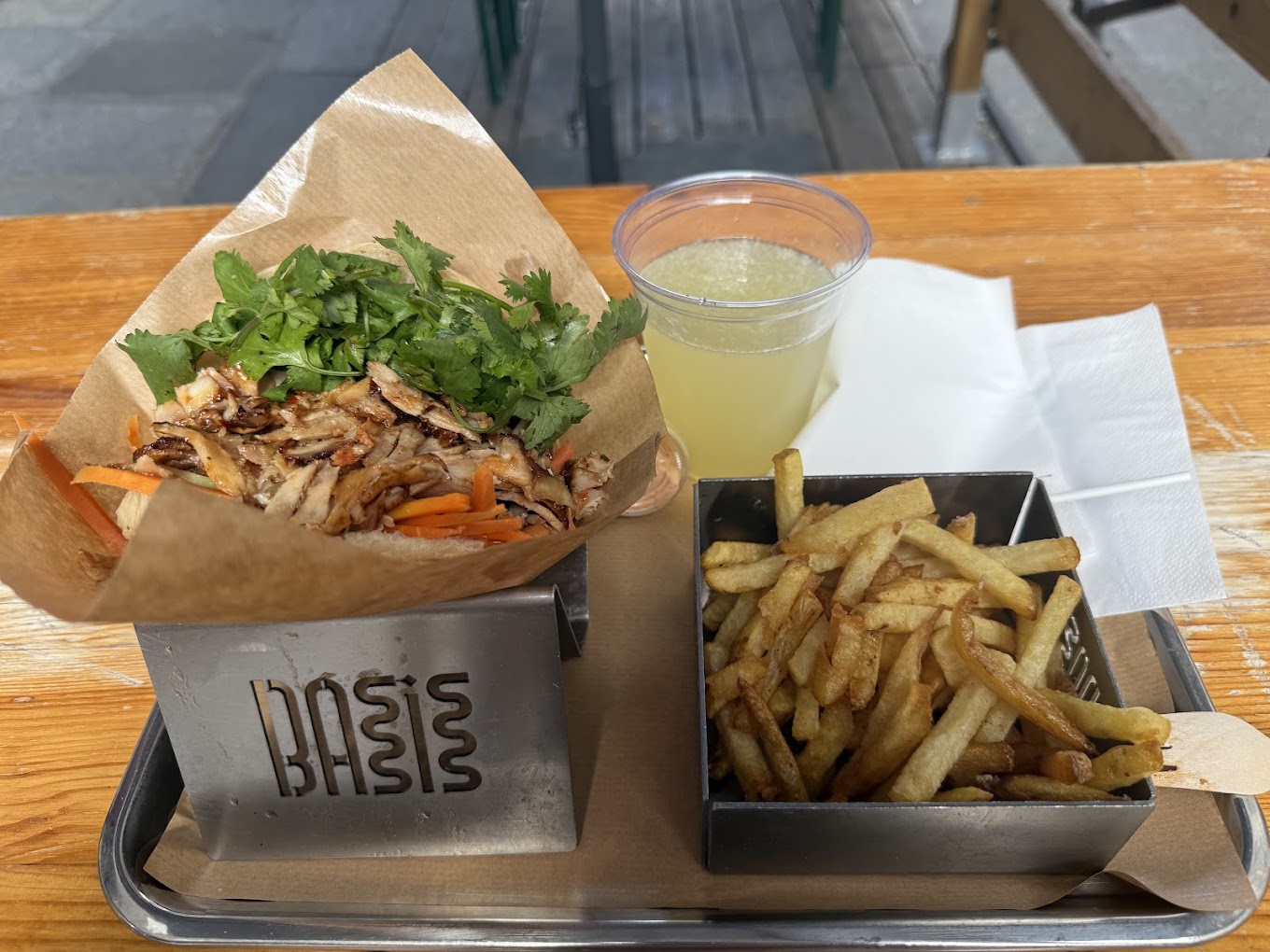 Restaurant Basis Saint Denis à Paris, France