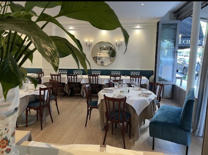 Restaurant De la Tour à Paris, France