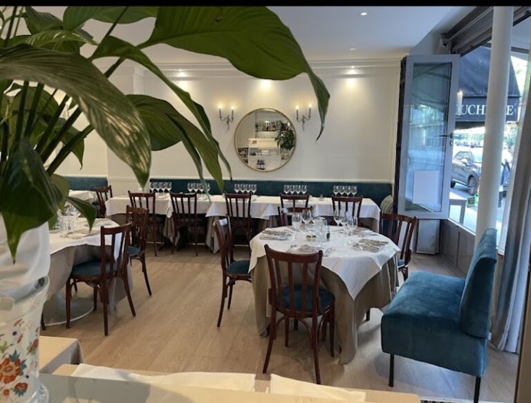 Restaurant De la Tour à Paris, France — photo 1