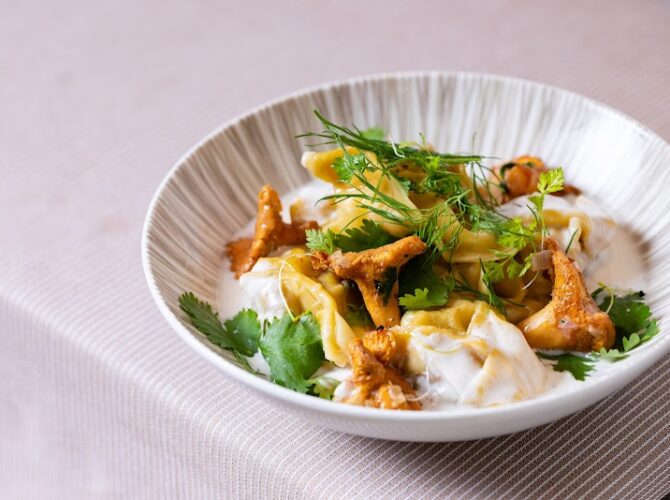 Restaurant De la Tour à Paris, France