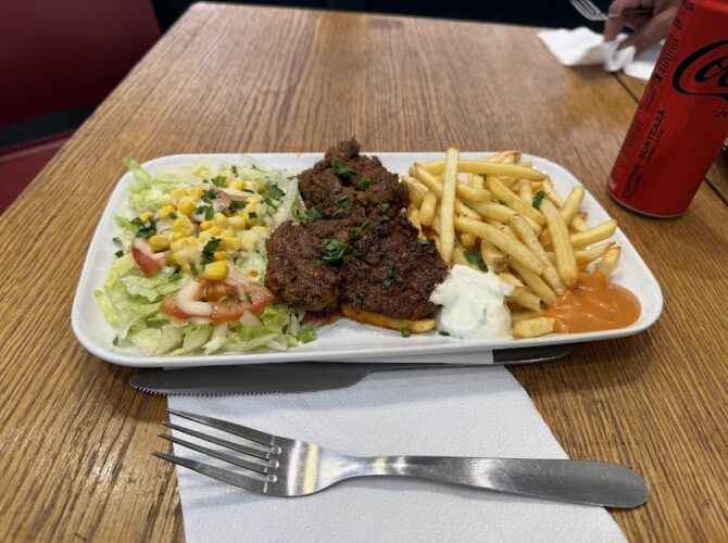 Restaurant De la Tour à Paris, France