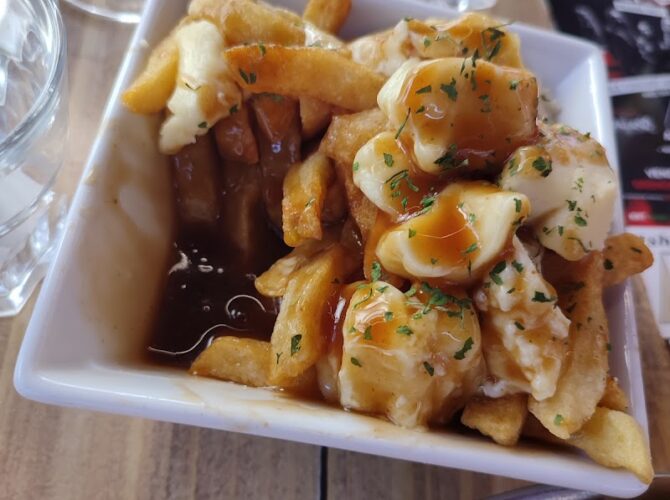 Restaurant FRITE ALORS ! TERREAUX – Poutines québécoises – Frites belges – Burgers à Lyon, France