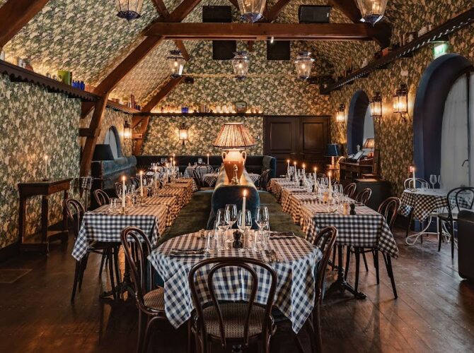 Restaurant L AUBERGE à Cernay-la-Ville, France