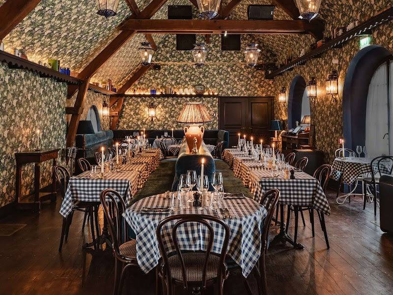 Restaurant L AUBERGE à Cernay-la-Ville, France