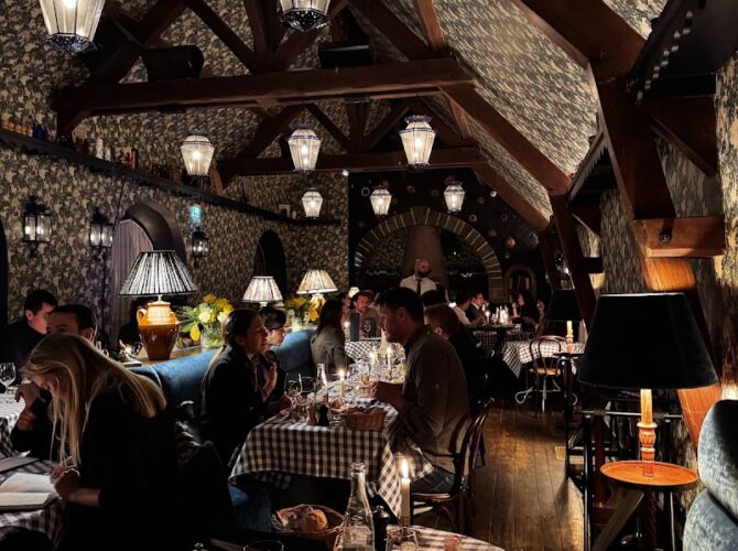 Restaurant L AUBERGE à Cernay-la-Ville, France