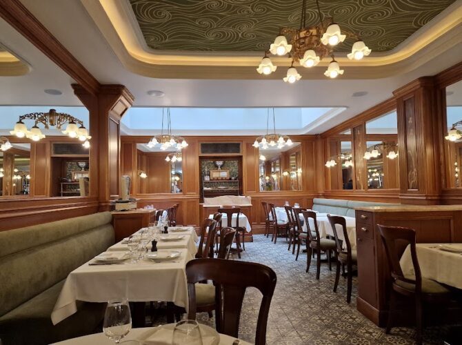 Restaurant La Mascotte Montmartre à Paris, France