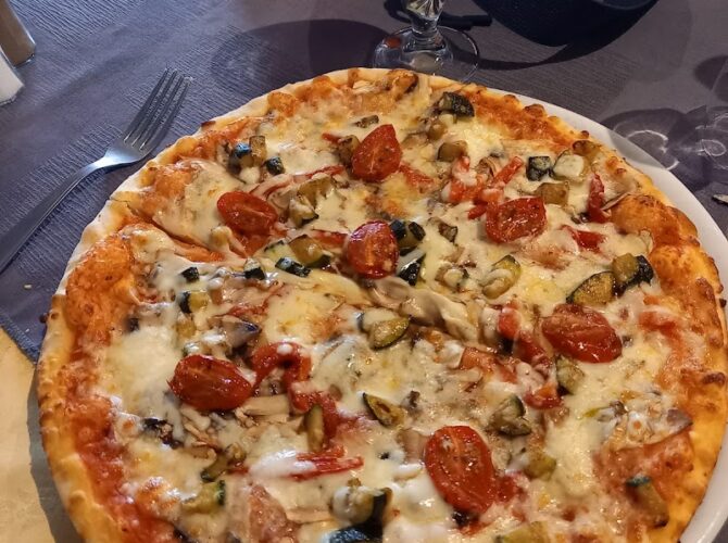 Restaurant La sicilia à Saint-Denis-de-l'Hôtel, France