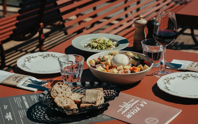 La Tour de Contrôle – Restaurant & Hébergement en Savoie à Challes-les-Eaux, France