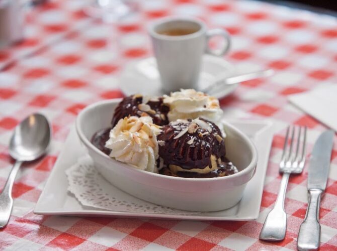 Restaurant Le Cabanon de la Butte à Paris, France