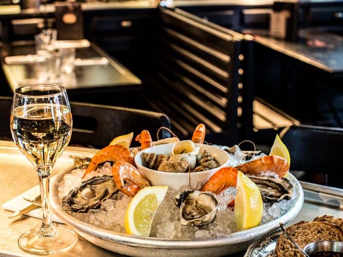 Restaurant Les Antiquaires à Paris, France