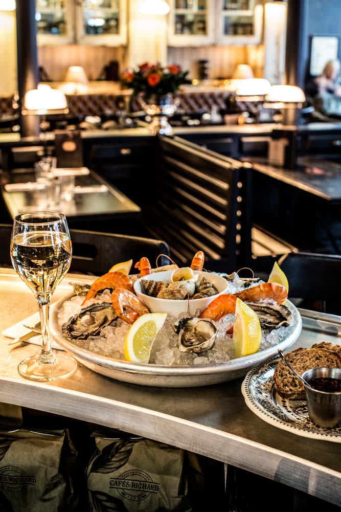 Restaurant Les Antiquaires à Paris, France